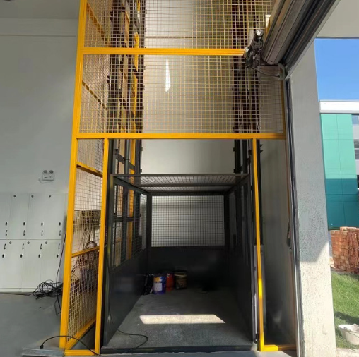 濮阳导轨式升降机助力物流园破解运输难题